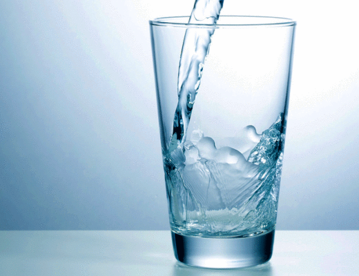 вода в стакане